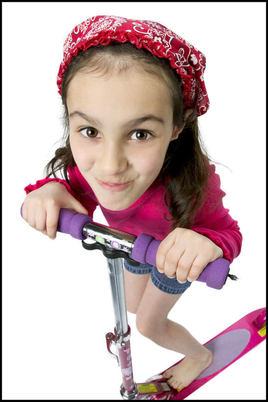 西方人,儿童,一个人,竖图,俯视,室内,白天,白色背景,锻炼,纯洁,运动,欧洲,欧洲人,仅一个女性,仅一个人,一辆,握,服装,头巾,注视,休闲装,极限运动,踩,小孩,衣服,踩着,观察,看,仅一个小孩,休闲,休闲服,滑板车,可爱,童年,童趣,握着,摄影,服饰,影棚,滑板,观看,察看,关注,童真,烂漫,无邪,体育,天真,女孩,女人,女性,白种人,孩子,抬头,仰头,彩图,高角度拍摄,全身,影棚拍摄,健身,拍摄,滑板运动,女生