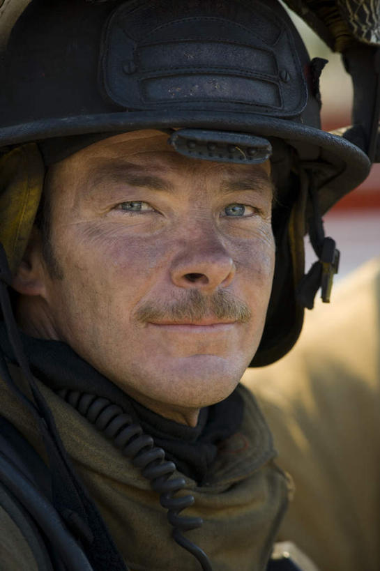 西方人,脸,头,脸颊,一个人,消防员,站,竖图,室外,特写,白天,正面,工作服,制服,植物,帽子,欧洲,欧洲人,仅一个男性,仅一个人,仅一个中年男性,阴影,朦胧,模糊,反射,头盔,影子,注视,肩膀,树,树木,绿色,自然,安全帽,观察,看,站着,肮脏,生长,成长,观看,察看,关注,邋遢,工作制服,龌龊,污秽,男人,男性,中年男性,白种人,头部,脸部,脸蛋,面部,救火员,站立,半身,彩图,工作套服