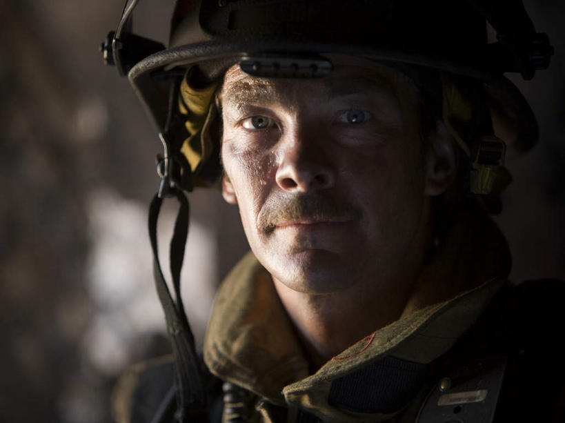 西方人,脸,头,脸颊,一个人,消防员,站,横图,室外,特写,白天,正面,工作服,制服,植物,帽子,欧洲,欧洲人,仅一个男性,仅一个人,仅一个中年男性,阴影,朦胧,模糊,反射,头盔,影子,注视,肩膀,树,树木,绿色,自然,安全帽,观察,看,站着,肮脏,生长,成长,观看,察看,关注,邋遢,工作制服,龌龊,污秽,男人,男性,中年男性,白种人,头部,脸部,脸蛋,面部,救火员,站立,半身,彩图,工作套服