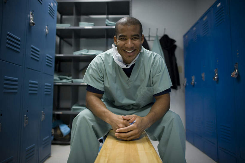 西方人,一个人,医生,医院,坐,笑,微笑,横图,室内,白天,正面,工作服,制服,柜子,椅子,欧洲,非洲,黑人,欧洲人,仅一个男性,仅一个人,分离,木椅,过滤,分开,注视,仅一个年轻男性,蓝色,绿色,口罩,听诊器,衣橱,观察,看,医护人员,医疗人员,隔断,遮掩,观看,张开双腿,隔离,察看,医疗设备,卫生,掩盖,遮挡,关注,净化,间隔,医疗器械,预防,医疗工具,遮盖,防尘,医疗机构,更衣橱,掩饰,断绝,隔开,屏蔽,屏绝,远离,中断,阻遏,阻隔,工作制服,展开双腿,检测工具,男人,男性,年轻男性,非洲人,大夫,坐着,半身,彩图,工作套服,病院,诊所,伸展双腿