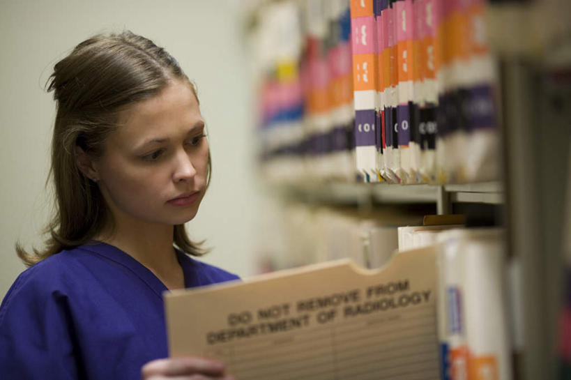 西方人,一个人,医生,医院,站,横图,室内,白天,正面,工作服,制服,柜子,欧洲,欧洲人,仅一个年轻女性,仅一个女性,仅一个人,握,朦胧,模糊,材料,档案,文件,纸,拿,拿着,注视,蓝色,手稿,资料,观察,记录,看,站着,医护人员,医疗人员,握着,观看,证明,察看,档案室,关注,文档,档案柜,医疗机构,记载,工作制服,记实,纪录,年轻女性,女人,女性,白种人,大夫,站立,半身,彩图,工作套服,病院,诊所,病历