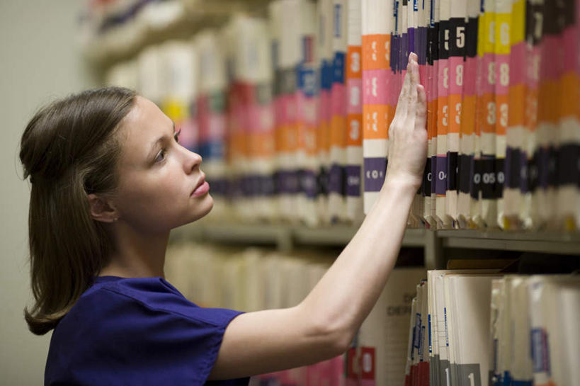 西方人,一个人,医生,医院,站,摸,横图,室内,白天,侧面,工作服,制服,柜子,欧洲,欧洲人,仅一个年轻女性,仅一个女性,仅一个人,抚摸,朦胧,模糊,材料,档案,文件,纸,注视,蓝色,手稿,资料,观察,记录,看,站着,医护人员,医疗人员,观看,证明,察看,档案室,关注,文档,档案柜,医疗机构,记载,工作制服,记实,纪录,年轻女性,女人,女性,白种人,大夫,触摸,接触,站立,半身,彩图,工作套服,病院,诊所,病历