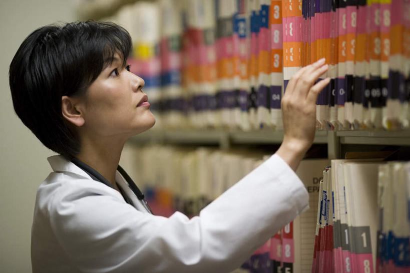 东方人,一个人,医生,医院,站,横图,室内,白天,侧面,工作服,制服,柜子,亚洲,仅一个女性,仅一个人,握,朦胧,模糊,材料,档案,文件,纸,注视,黄种人,手稿,听诊器,资料,观察,记录,看,站着,仅一个中年女性,医护人员,医疗人员,握着,观看,证明,察看,医疗设备,档案室,关注,文档,医疗器械,医疗工具,档案柜,医疗机构,记载,工作制服,记实,纪录,检测工具,女人,女性,中年女性,亚洲人,大夫,抬头,仰头,站立,半身,彩图,工作套服,病院,诊所,病历