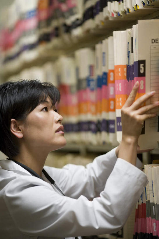 东方人,一个人,医生,医院,站,竖图,室内,白天,侧面,工作服,制服,柜子,亚洲,仅一个女性,仅一个人,握,朦胧,模糊,材料,档案,文件,纸,注视,黄种人,手稿,听诊器,资料,观察,记录,看,站着,仅一个中年女性,医护人员,医疗人员,握着,观看,证明,察看,医疗设备,档案室,关注,文档,医疗器械,医疗工具,档案柜,医疗机构,记载,工作制服,记实,纪录,检测工具,女人,女性,中年女性,亚洲人,大夫,抬头,仰头,站立,半身,彩图,工作套服,病院,诊所,病历