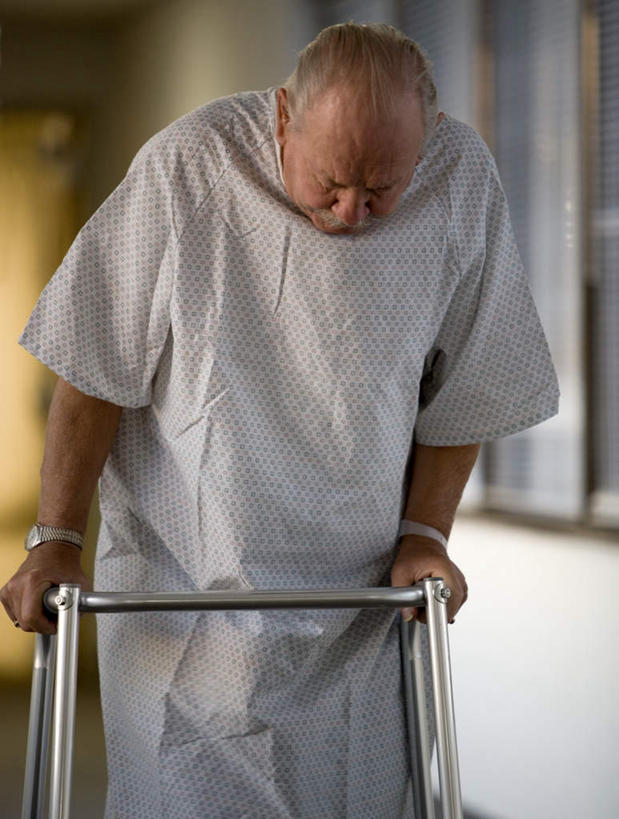 西方人,一个人,病人,医院,走,竖图,室内,白天,正面,欧洲,欧洲人,仅一个男性,仅一个人,撑,握,阴影,服装,朦胧,模糊,反射,工具,影子,墙,走道,走廊,过道,注视,墙壁,墙面,衣服,低头,观察,看,仅一个老年男性,器械,握着,服饰,拐杖,观看,察看,撑着,衣着,穿着,关注,病患,医疗器械,医疗机构,病号服,辅助设备,前臂拐,衣饰,老年男性,男人,男性,白种人,患者,就医者,步行,散步,走路,半身,彩图,病院,诊所