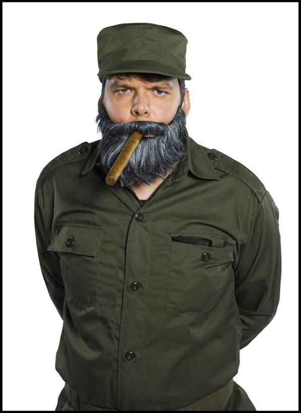 西方人,一个人,站,竖图,室内,白天,白色背景,正面,制服,香烟,帽子,欧洲,欧洲人,仅一个男性,仅一个人,仅一个中年男性,注视,运动帽,衣服,绿色,观察,看,站着,享受,雪茄,鸭舌帽,烟,摄影,影棚,观看,军人,察看,叼,军装,关注,叼着,军服,淡定,从容,男人,男性,中年男性,白种人,烟草,站立,半身,彩图,影棚拍摄,拍摄