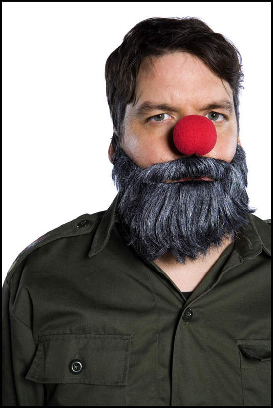 西方人,脸,头,脸颊,头发,一个人,站,竖图,室内,特写,白天,白色背景,正面,欧洲,欧洲人,仅一个男性,仅一个人,仅一个中年男性,服装,装饰,棕色,注视,休闲装,肩膀,一个,衣服,红色,绿色,观察,看,站着,休闲,休闲服,摄影,服饰,影棚,单个,观看,华丽,修饰,点缀,察看,关注,小丑鼻,衬托,美观,雅致,雅观,男人,男性,中年男性,白种人,头部,直发,脸部,脸蛋,面部,站立,半身,彩图,影棚拍摄,拍摄,短发