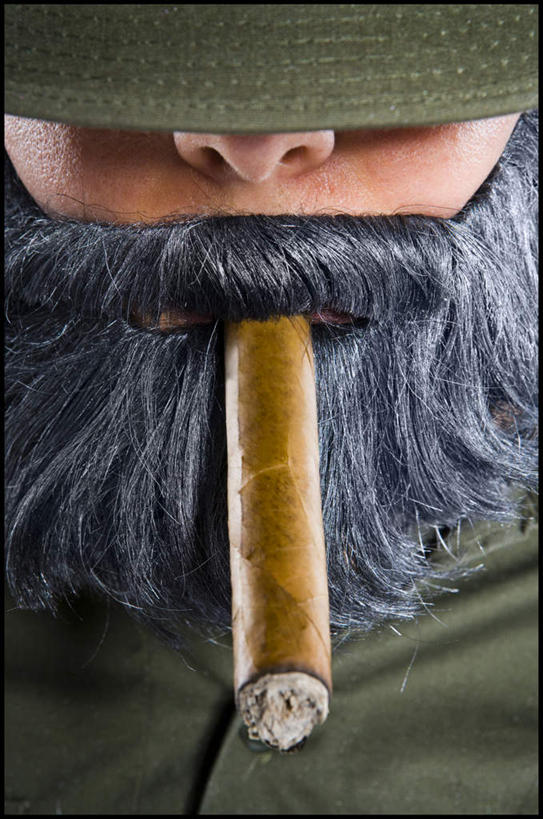 西方人,胡须,一个人,站,竖图,俯视,室内,特写,白天,白色背景,香烟,欧洲,欧洲人,仅一个男性,仅一个人,仅一个中年男性,一根,服装,休闲装,衣服,黄色,站着,享受,休闲,休闲服,雪茄,烟,摄影,服饰,影棚,叼,叼着,淡定,从容,男人,男性,中年男性,白种人,胡子,络腮胡,烟草,站立,半身,彩图,高角度拍摄,影棚拍摄,拍摄