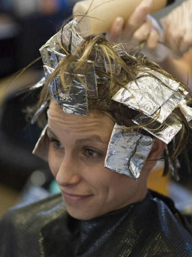 西方人,脸,头,脸颊,两个人,理发师,站,坐,笑,微笑,竖图,室内,特写,白天,侧面,欧洲,欧洲人,服装,朦胧,模糊,围兜,注视,休闲装,顾客,衣服,观察,看,站着,休闲,休闲服,服饰,观看,察看,关注,理发围布,主顾,剪发围布,理发围兜,围布,年轻女性,女人,女性,白种人,头部,脸部,脸蛋,面部,发型师,理发员,美发师,站立,坐着,半身,彩图