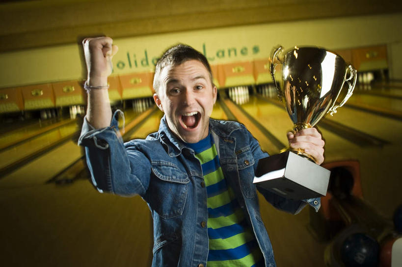 西方人,一个人,站,举,笑,大笑,横图,室内,白天,正面,兴奋,成功,胜利,欧洲,欧洲人,仅一个男性,仅一个人,握,服装,瓷砖,地砖,保龄球馆,地面,拿,拿着,注视,休闲装,鼓励,球道,仅一个年轻男性,一个,衣服,观察,加油,看,手势,托,握拳,站着,张嘴,休闲,休闲服,光彩,打气,握着,服饰,单个,观看,察看,关注,鼓舞,荣誉,奖品,球馆,张大嘴巴,哈哈大笑,荣耀,保龄球道,光荣,男人,男性,年轻男性,白种人,张开嘴,举起,举手,举着,向上举,向上伸,向上托,站立,半身,彩图,高兴,狂笑,奖杯