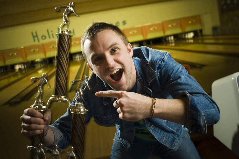 西方人,一个人,站,笑,大笑,横图,室内,白天,正面,兴奋,成功,胜利,欧洲,欧洲人,仅一个男性,仅一个人,握,指,服装,瓷砖,地砖,保龄球馆,地面,拿,拿着,注视,指点,休闲装,球道,仅一个年轻男性,一个,衣服,观察,看,站着,张嘴,休闲,休闲服,光彩,握着,服饰,单个,观看,察看,指向,关注,荣誉,奖品,球馆,张大嘴巴,哈哈大笑,荣耀,保龄球道,光荣,男人,男性,年轻男性,白种人,张开嘴,站立,半身,彩图,高兴,狂笑,奖杯