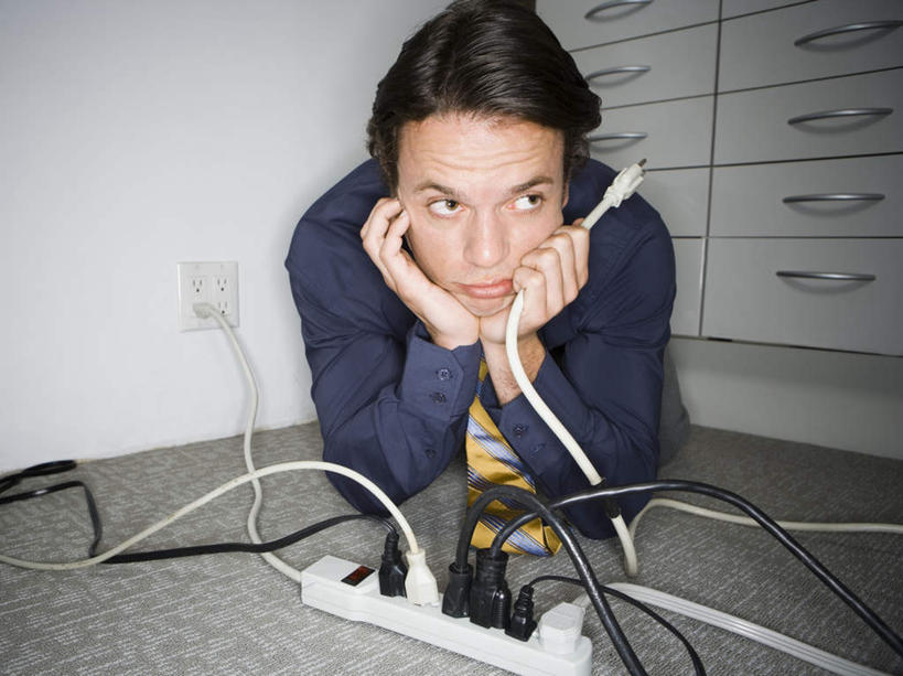 西方人,一个人,商务人士,商务男性,横图,室内,白天,正面,衬衫,失败,柜子,欧洲,欧洲人,仅一个男性,仅一个人,撑,握,套装,服装,沮丧,电力,材料,插头,档案,电器,电线,文件,线,墙,插座,电能,拿,线路,拿着,托腮,注视,休闲装,墙壁,墙面,仅一个年轻男性,衣服,白色,资料,观察,看,趴着,托,休闲,难受,休闲服,无奈,握着,服饰,观看,电,失望,悲伤,电源,电源线,察看,家用电器,伤心,难过,关注,托下巴,失落,文档,商务装,能量,插线板,档案柜,拖线板,工薪阶层,颓废,挫败,受挫,落败,落空,错过,失足,失意,失策,失算,颓丧,衰颓,悲哀,懊丧,颓靡,气馁,丧气,电源转换器,排插,败北,挫折,失利,男人,男性,年轻男性,白种人,白领,上班族,趴,彩图,全身,衬衣