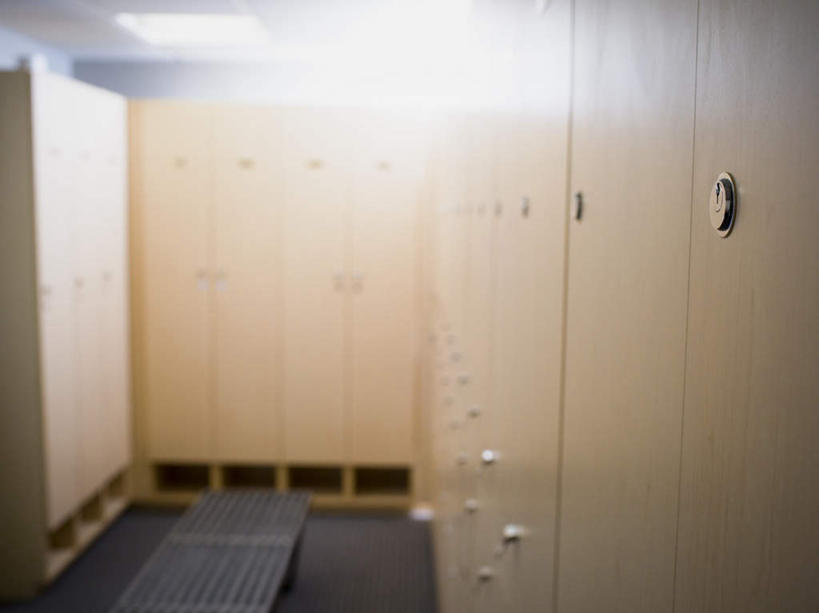 无人,横图,室内,白天,正面,柜子,椅子,照明,阴影,朦胧,模糊,反射,影子,木椅,墙,灯光,顶灯,墙壁,墙面,灯,白色,灯具,衣橱,照亮,照明设备,更衣橱,彩图