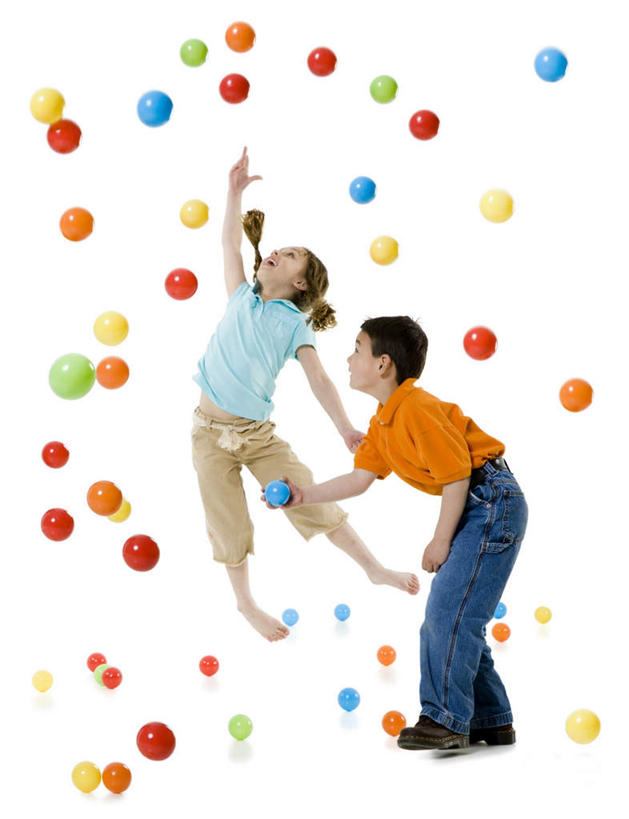 西方人,儿童,两个人,伙伴,朋友,站,跳,举,笑,微笑,竖图,彩色,室内,白天,白色背景,正面,友谊,纯洁,欧洲,欧洲人,许多,弯腰,握,服装,裤子,半空,拿,拿着,注视,牛仔裤,休闲装,球,小孩,衣服,蓝色,观察,看,托,站着,休闲,休闲服,橘色,可爱,童年,童趣,握着,摄影,服饰,影棚,观看,张开双腿,五颜六色,色彩斑斓,察看,关注,下降,降落,五彩缤纷,童真,烂漫,无邪,弯身,五彩斑斓,降低,下跌,下落,五光十色,展开双腿,天真,友情,男孩,男人,男性,女孩,女人,女性,白种人,举起,举手,举着,跳跃,向上举,向上伸,向上托,站立,彩图,全身,影棚拍摄,拍摄,男生,女生,伸展双腿