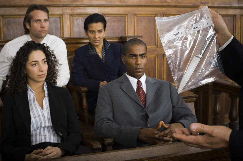 西方人,伙伴,朋友,律师,站,坐,说,横图,室内,白天,正面,西装,讨论,友谊,合作,团队,竞争,桌子,椅子,欧洲,非洲,黑人,欧洲人,亚洲,五个人,一把,对抗,握,套装,正装,冲突,办公桌,木椅,刀具,领带,许多人,拿,拿着,注视,职业装,破坏,刀,观察,看,站着,一群人,武器,战略,战争,握着,观看,损坏,察看,攻击,威胁,象征,庄重,对立,关注,矛盾,兵器,身份,防御,敌对,挫败,斗争,抗拒,抗衡,联合,合谋,凶器,正式,地位,杀伤,威慑,交流,配合,危险,协作,男人,男性,年轻男性,年轻女性,女人,女性,中年男性,中年女性,白种人,非洲人,亚洲人,印度人,法律家,法学家,沟通,讲话,交谈,商讨,说话,谈话,站立,坐着,半身,彩图,匕首