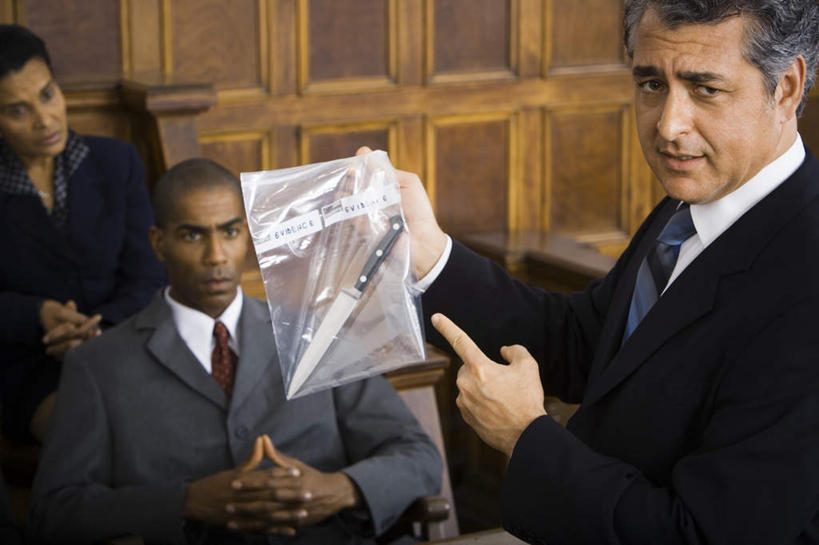 西方人,三个人,伙伴,朋友,律师,站,坐,说,横图,室内,白天,正面,西装,讨论,友谊,合作,团队,竞争,桌子,椅子,欧洲,非洲,黑人,欧洲人,一把,对抗,握,套装,正装,冲突,办公桌,木椅,刀具,领带,拿,拿着,注视,职业装,破坏,刀,观察,看,站着,武器,战略,战争,握着,观看,损坏,察看,攻击,威胁,象征,庄重,对立,关注,矛盾,兵器,身份,防御,敌对,挫败,斗争,抗拒,抗衡,联合,合谋,凶器,正式,地位,杀伤,威慑,交流,配合,危险,协作,男人,男性,女人,女性,中年男性,中年女性,白种人,非洲人,法律家,法学家,沟通,讲话,交谈,商讨,说话,谈话,站立,坐着,半身,彩图,匕首