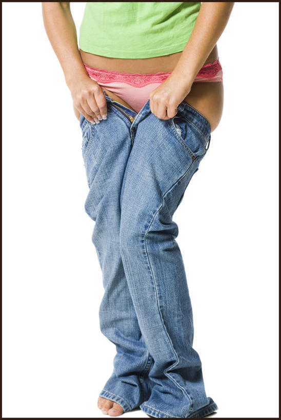 西方人,一个人,站,竖图,室内,白天,白色背景,正面,欧洲,欧洲人,仅一个年轻女性,仅一个女性,仅一个人,握,服装,裤子,拿,拿着,牛仔裤,休闲装,穿,衣服,绿色,站着,休闲,休闲服,握着,摄影,服饰,影棚,年轻女性,女人,女性,白种人,站立,半身,彩图,影棚拍摄,拍摄