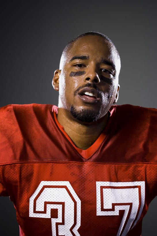 西方人,脸,头,脸颊,胡须,一个人,运动员,竖图,室内,特写,白天,正面,运动服,欧洲,非洲,黑人,欧洲人,仅一个男性,仅一个人,灰色背景,服装,标志,数字,文字,字符,注视,标识,肩膀,仅一个年轻男性,衣服,红色,白色,观察,看,摄影,阿拉伯数字,服饰,影棚,观看,察看,衣着,穿着,关注,橄榄球运动员,衣饰,男人,男性,年轻男性,非洲人,头部,胡子,络腮胡,脸部,脸蛋,面部,体育运动员,运动选手,半身,彩图,影棚拍摄,拍摄,运动装