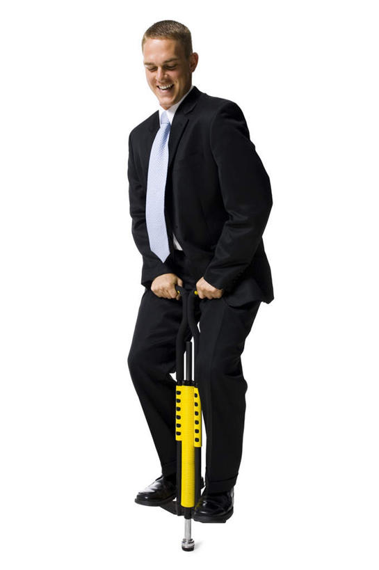 西方人,一个人,商务人士,商务男性,站,笑,微笑,露齿笑,竖图,室内,白天,白色背景,正面,鞋,衬衫,游戏,鞋子,欧洲,欧洲人,仅一个男性,仅一个人,握,套装,领带,皮革,玩,注视,娱乐,踩,仅一个年轻男性,一个,踩着,观察,看,站着,休闲,握着,摄影,影棚,单个,观看,活动,察看,象征,庄重,发泄,关注,消遣,智力,商务装,身份,工薪阶层,弹簧高跷,宣泄,正式,地位,弹跳高跷,弹跳跷,弹跳鞋,男人,男性,年轻男性,白种人,白领,上班族,玩耍,嬉戏,站立,彩图,全身,影棚拍摄,衬衣,皮鞋,拍摄