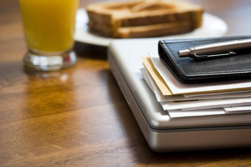 点心,面包,果汁,无人,横图,俯视,室内,特写,白天,电脑,笔记本电脑,桌面,桌子,柑橘,杯子,餐具,两块,一堆,许多,阴影,堆叠,堆积,朦胧,模糊,反射,网络,木制,笔,碟子,盘,信封,影子,橙汁,食品,面点,办公用品,钢笔,饮品,通讯设备,玻璃制品,文具,食物,糕点,饮料,白色,盘子,木制品,水杯,学习用品,碟,皮夹子,钱包,堆,一台,文具用品,一支,无线,零钱包,皮夹,可口,通信设备,无线网络,无线上网,便携式电脑,适口,手提电脑,玻璃杯,橘子,桔子,橙子,橙,彩图,高角度拍摄