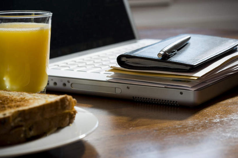 点心,面包,果汁,无人,横图,俯视,室内,特写,白天,电脑,笔记本电脑,桌面,桌子,柑橘,杯子,餐具,两块,一堆,许多,阴影,堆叠,堆积,朦胧,模糊,反射,网络,木制,笔,碟子,盘,信封,影子,橙汁,食品,面点,办公用品,钢笔,饮品,通讯设备,玻璃制品,文具,食物,糕点,饮料,白色,盘子,木制品,水杯,学习用品,碟,皮夹子,钱包,堆,一台,文具用品,一支,无线,零钱包,皮夹,可口,通信设备,无线网络,无线上网,便携式电脑,适口,手提电脑,玻璃杯,橘子,桔子,橙子,橙,彩图,高角度拍摄