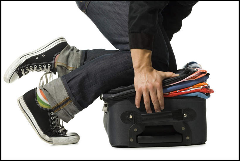 西方人,一个人,跪,横图,室内,白天,白色背景,侧面,鞋子,欧洲,欧洲人,仅一个男性,仅一个人,握,阴影,服装,反射,拉杆箱,旅行箱,影子,休闲装,仅一个年轻男性,一个,衣服,行李箱,箱子,休闲,休闲服,握着,摄影,服饰,影棚,单个,出差,帆布鞋,休闲鞋,压缩,男人,男性,年轻男性,白种人,跪着,半身,彩图,影棚拍摄,旅行,拍摄