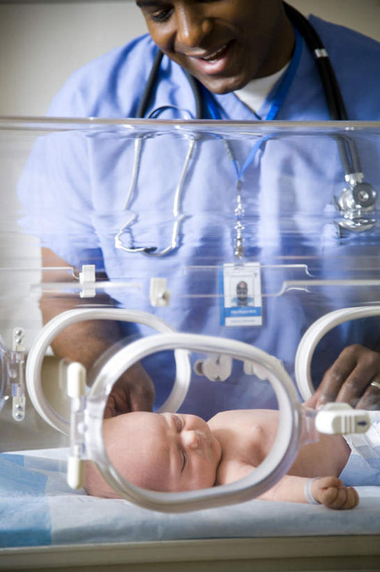 西方人,婴儿,儿童,两个人,医生,医院,站,躺,闭眼,睡,竖图,室内,白天,正面,工作服,制服,纯洁,机器,欧洲,非洲,黑人,欧洲人,医学,注视,设备,标识,吊牌,尿布,纸尿裤,尿不湿,小孩,蓝色,听诊器,胸牌,观察,看,站着,医护人员,医疗人员,可爱,活泼,观看,察看,医疗,医疗设备,徽章,纸尿布,关注,宝宝,医疗器械,身份,医疗工具,纯真,烂漫,无邪,胸章,医疗机构,胸卡,纸尿片,编号牌,雕刻牌,工号牌,胸号牌,胸徽,员工牌,工作制服,检测工具,保育箱,婴儿保育箱,卧着,伶俐,天真,男人,男性,中年男性,白种人,非洲人,孩子,大夫,闭眼睛,闭着眼,闭着眼睛,困,困觉,寝息,睡觉,躺着,卧,站立,半身,彩图,工作套服,病院,诊所,培养箱,婴儿培养箱