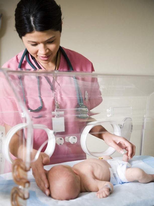 东方人,婴儿,儿童,两个人,医生,医院,站,躺,闭眼,摸,睡,竖图,室内,白天,正面,工作服,制服,纯洁,机器,亚洲,抚摸,医学,注视,黄种人,设备,标识,吊牌,尿布,纸尿裤,尿不湿,小孩,粉色,听诊器,胸牌,观察,看,站着,医护人员,医疗人员,可爱,活泼,观看,察看,医疗,医疗设备,徽章,纸尿布,关注,宝宝,医疗器械,身份,医疗工具,纯真,烂漫,无邪,胸章,医疗机构,胸卡,纸尿片,编号牌,雕刻牌,工号牌,胸号牌,胸徽,员工牌,工作制服,检测工具,保育箱,婴儿保育箱,卧着,伶俐,天真,女人,女性,中年女性,亚洲人,孩子,大夫,闭眼睛,闭着眼,闭着眼睛,触摸,接触,困,困觉,寝息,睡觉,躺着,卧,站立,半身,彩图,工作套服,病院,诊所,培养箱,婴儿培养箱