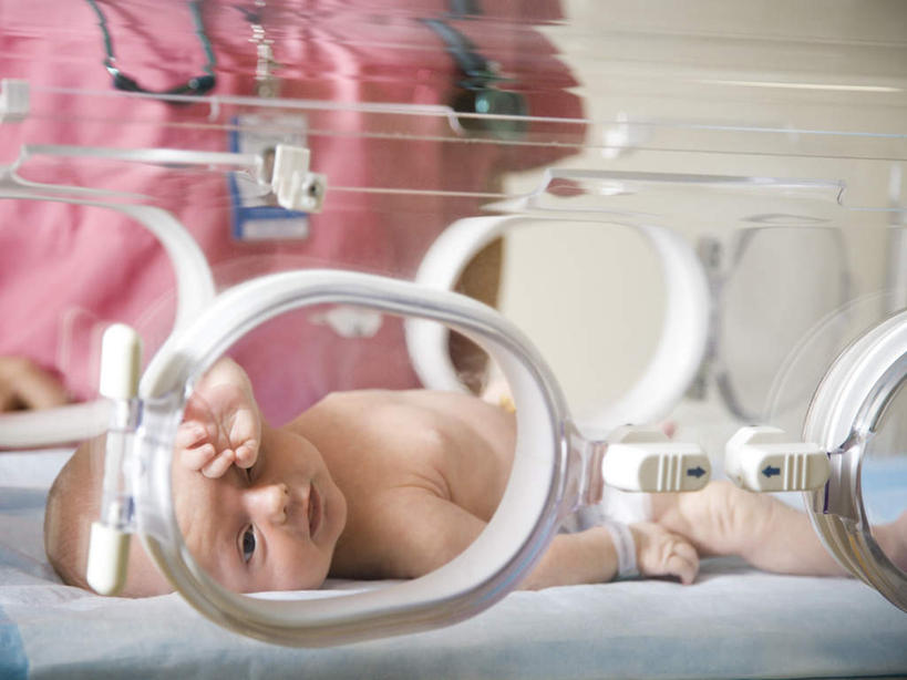 东方人,婴儿,儿童,两个人,医生,医院,站,躺,摸,横图,室内,白天,正面,工作服,制服,纯洁,机器,亚洲,抚摸,医学,注视,黄种人,设备,标识,吊牌,尿布,纸尿裤,尿不湿,小孩,粉色,听诊器,胸牌,观察,看,站着,医护人员,医疗人员,可爱,活泼,观看,察看,医疗,医疗设备,徽章,纸尿布,关注,宝宝,医疗器械,身份,医疗工具,纯真,烂漫,无邪,胸章,医疗机构,胸卡,纸尿片,编号牌,雕刻牌,工号牌,胸号牌,胸徽,员工牌,工作制服,检测工具,保育箱,婴儿保育箱,卧着,伶俐,天真,女人,女性,中年女性,亚洲人,孩子,大夫,触摸,接触,躺着,卧,站立,半身,彩图,工作套服,病院,诊所,培养箱,婴儿培养箱