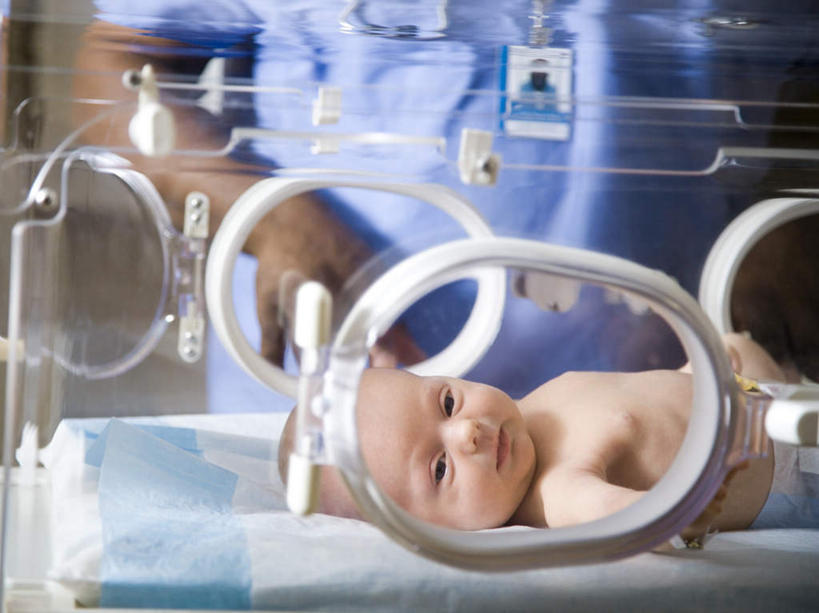 西方人,婴儿,儿童,两个人,医生,医院,站,躺,横图,室内,白天,正面,工作服,制服,纯洁,机器,欧洲,非洲,黑人,欧洲人,医学,注视,设备,标识,吊牌,尿布,纸尿裤,尿不湿,小孩,蓝色,听诊器,胸牌,观察,看,站着,医护人员,医疗人员,可爱,活泼,观看,察看,医疗,医疗设备,徽章,纸尿布,关注,宝宝,医疗器械,身份,医疗工具,纯真,烂漫,无邪,胸章,医疗机构,胸卡,纸尿片,编号牌,雕刻牌,工号牌,胸号牌,胸徽,员工牌,工作制服,检测工具,保育箱,婴儿保育箱,卧着,伶俐,天真,女人,女性,中年女性,白种人,非洲人,孩子,大夫,躺着,卧,站立,半身,彩图,工作套服,病院,诊所,培养箱,婴儿培养箱