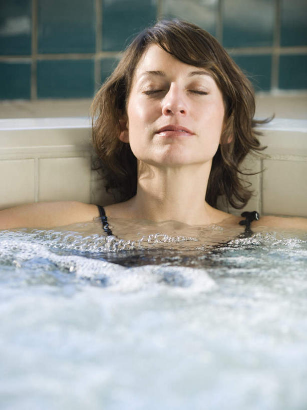 西方人,一个人,体育馆,游泳池,坐,闭眼,竖图,室内,白天,正面,泳装,按摩,美容,水,欧洲,欧洲人,仅一个女性,仅一个人,护肤,波纹,透明,液体,气泡,水池,水滴,水面,涟漪,漩涡,泳池,水泡,水珠,黑色,水纹,泡泡,靠,靠着,倚靠,仅一个中年女性,保养,享受,休闲,放松,SPA水疗,保健,温泉浴场,圆弧,游泳馆,倚着,养颜,连体泳衣,女人,女性,中年女性,白种人,矿泉疗养地,闭眼睛,闭着眼,闭着眼睛,坐着,半身,彩图,泳衣,水疗