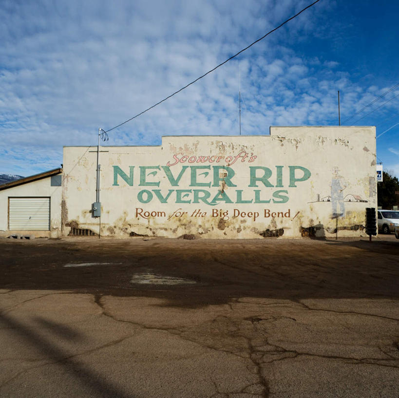 无人,停车场,横图,室外,白天,正面,抽象,绘画,一排,阴影,艺术,整齐,并列,并排,光线,英文,标志,彩绘,图案,文字,影子,字符,字母,墙,云,云朵,艺术品,古典,云彩,破坏,文化,标识,破损,墙壁,墙面,排列,蓝色,白云,蓝天,天空,阳光,工艺品,天,品味,概念,晴朗,英文字母,美术,损坏,高雅,队列,丢弃,平行,抛弃,美学,遗弃,摈弃,扔掉,扔弃,甩掉,扬弃,图文,晴空,彩图,涂鸦,泊车场