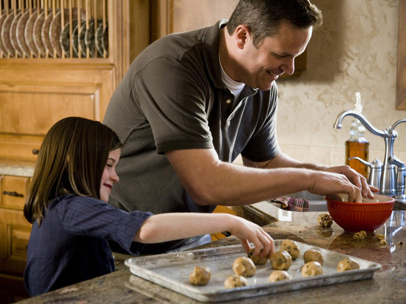 西方人,儿童,中年人,两个人,家庭,父亲,女儿,站,躺,笑,微笑,横图,室内,白天,正面,纯洁,餐桌,厨房,柜子,桌子,餐具,欧洲,欧洲人,弯腰,握,服装,碟子,盘,水龙头,陶瓷,墙,食品,糖,糖果,甜点,甜品,陶瓷制品,储物柜,拿,拿着,注视,休闲装,开关,墙壁,墙面,食物,小孩,衣服,盘子,容器,碟,碗,甜食,巧克力,打开,低头,观察,看,站着,休闲,温暖,温馨,父女,一家人,休闲服,父爱,可爱,童年,童趣,握着,服饰,餐台,观看,储藏,朱古力,阀门,和睦,察看,开启,储存,关注,脆饼,童真,烂漫,无邪,弯身,垂头,水咀,储备,蕴藏,贮备,天真,男人,男性,女孩,中年男性,白种人,孩子,躺着,站立,半身,彩图,灶间,融洽,贮存,女生