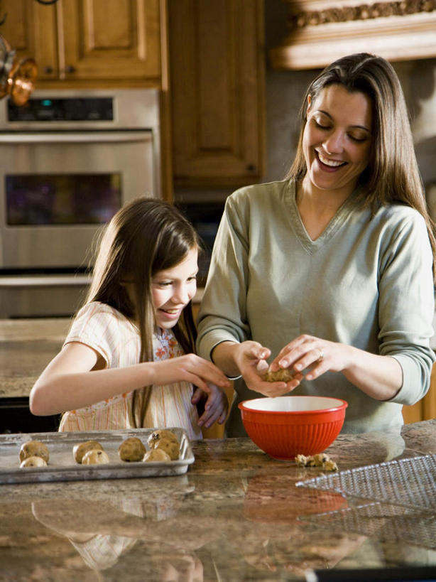 西方人,儿童,中年人,两个人,家庭,母亲,女儿,站,笑,微笑,露齿笑,竖图,室内,白天,正面,纯洁,餐桌,厨房,柜子,桌子,餐具,欧洲,欧洲人,握,服装,碟子,盘,陶瓷,食品,糖,糖果,甜点,甜品,陶瓷制品,储物柜,拿,拿着,注视,休闲装,食物,小孩,衣服,盘子,容器,碟,碗,甜食,巧克力,观察,看,站着,休闲,温暖,温馨,母女,一家人,休闲服,可爱,母爱,童年,童趣,握着,服饰,餐台,观看,储藏,朱古力,和睦,察看,储存,关注,脆饼,童真,烂漫,无邪,储备,蕴藏,贮备,天真,女孩,女人,女性,中年女性,白种人,孩子,站立,半身,彩图,灶间,融洽,贮存,女生