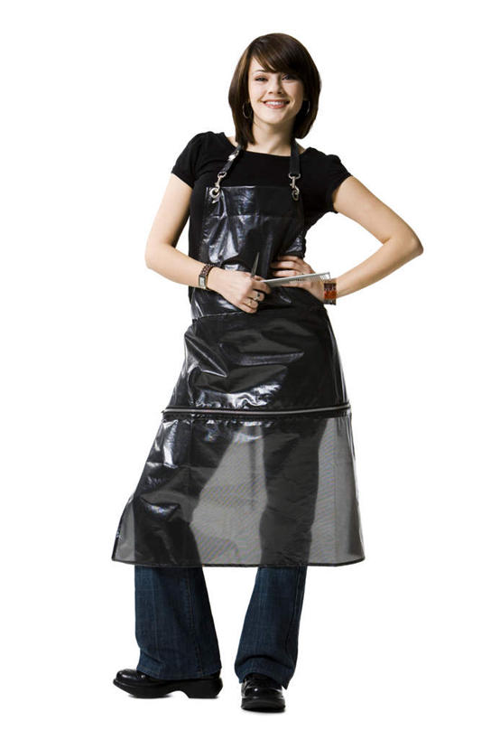 西方人,一个人,理发师,站,笑,微笑,竖图,室内,白天,白色背景,正面,欧洲,欧洲人,仅一个年轻女性,仅一个女性,仅一个人,服装,围兜,注视,休闲装,手叉腰,衣服,黑色,叉腰,观察,看,站着,休闲,休闲服,摄影,服饰,影棚,观看,察看,关注,理发围布,剪发围布,理发围兜,围布,年轻女性,女人,女性,白种人,发型师,理发员,美发师,站立,彩图,全身,影棚拍摄,拍摄