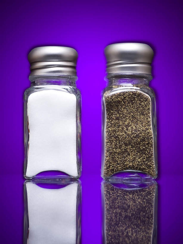 无人,竖图,室内,特写,白天,正面,桌面,桌子,一堆,许多,堆叠,堆积,紫色背景,木制,粉末,调料,调味,香料,盐,佐料,黑胡椒,调味品,很多,调味料,食盐,玻璃制品,倒影,玻璃瓶,木制品,瓶子,粉,摄影,影棚,堆,配料,倒映,作料,粉状,粉剂,反照,胡椒,彩图,影棚拍摄,拍摄