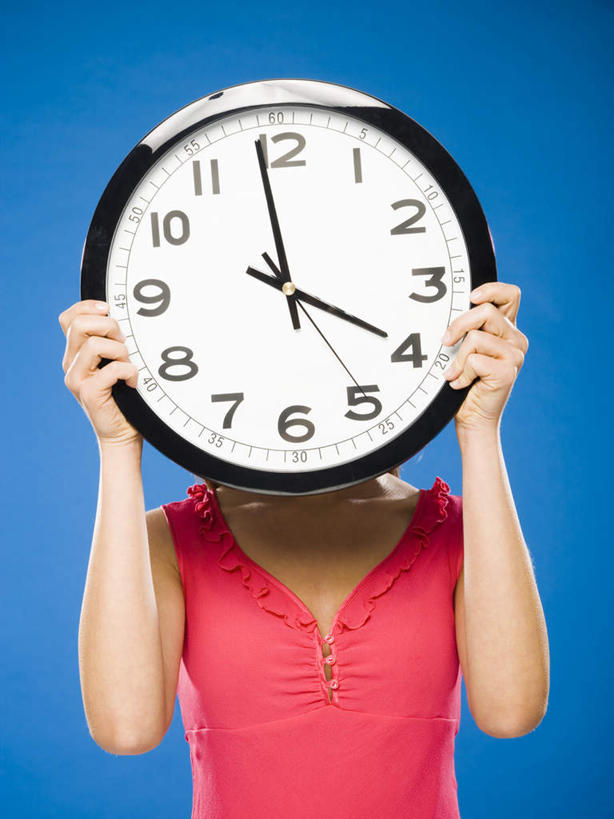 西方人,一个人,站,竖图,室内,白天,正面,欧洲,欧洲人,仅一个年轻女性,仅一个女性,仅一个人,握,阴影,蓝色背景,服装,时间,反射,背心,标志,时钟,数字,文字,影子,字符,指针,拿,计时,拿着,标识,一个,衣服,粉色,挂钟,钟表,站着,表,时针,握着,遮,遮掩,摄影,阿拉伯数字,服饰,影棚,单个,分针,掩盖,遮挡,衣着,穿着,遮盖,掩饰,衣饰,年轻女性,女人,女性,白种人,钟,站立,半身,彩图,影棚拍摄,拍摄