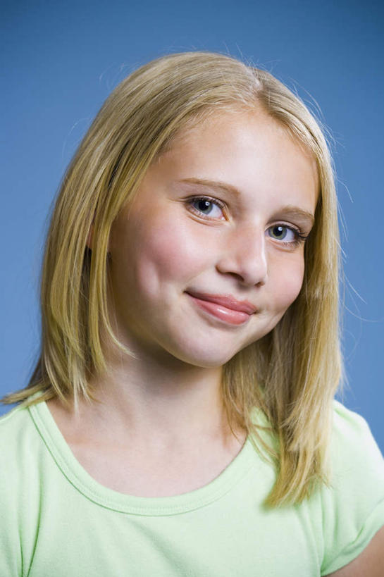 西方人,儿童,脸,头,脸颊,头发,一个人,笑,微笑,露齿笑,竖图,室内,特写,白天,正面,纯洁,欧洲,欧洲人,仅一个女性,仅一个人,蓝色背景,服装,注视,休闲装,小孩,衣服,黄色,绿色,观察,看,仅一个小孩,休闲,休闲服,可爱,童年,童趣,摄影,服饰,影棚,观看,察看,关注,童真,烂漫,无邪,酒涡,梨涡,天真,女孩,女人,女性,白种人,孩子,头部,长发,直发,脸部,脸蛋,面部,半身,彩图,影棚拍摄,拍摄,女生