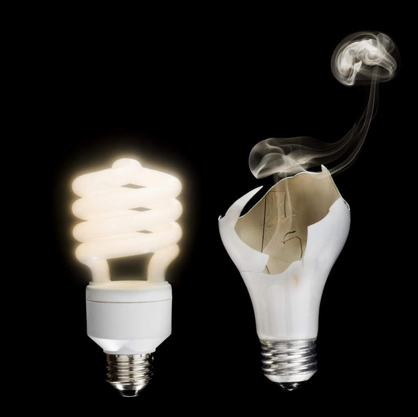 无人,横图,室内,特写,白天,正面,节能,静物,照明,阴影,黑色背景,环保,光线,灯泡,螺旋,影子,烟雾,灯光,破坏,破损,灯,节能灯,两个,灯具,摄影,影棚,能源,照亮,损坏,低碳,照明工具,荧光灯,螺旋管节能灯,彩图,影棚拍摄,螺旋形,拍摄