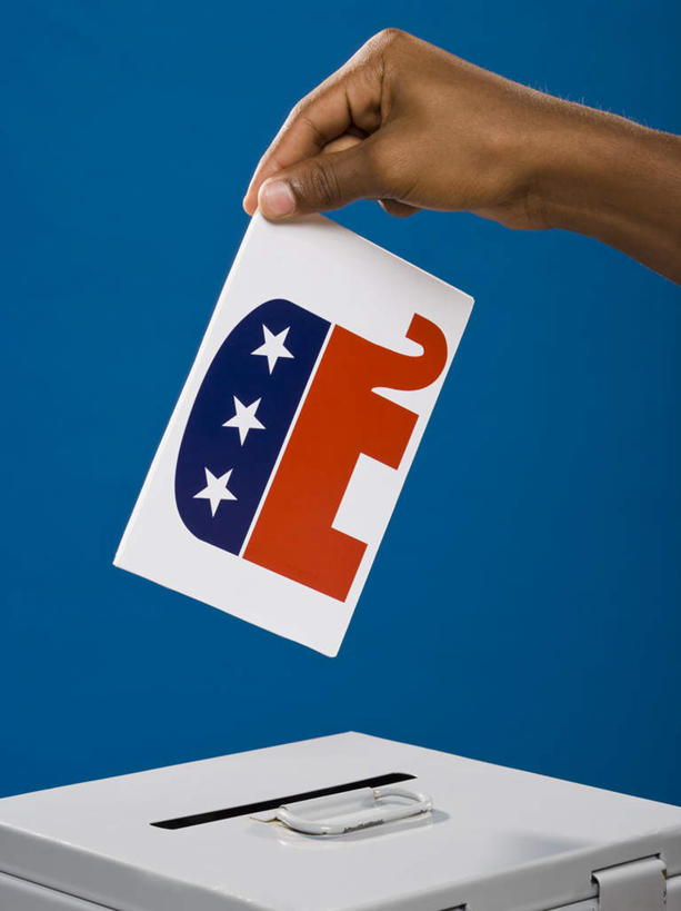 西方人,手,一个人,竖图,室内,特写,白天,正面,大象,欧洲,欧洲人,仅一个男性,仅一个人,蓝色背景,图案,注视,盒子,仅一个年轻男性,卡片,观察,看,手部,摄影,影棚,观看,单手,察看,关注,男人,男性,年轻男性,白种人,象,半身,彩图,影棚拍摄,拍摄,投票