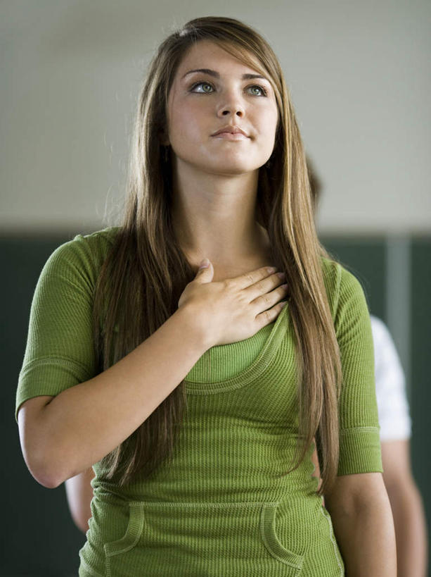 西方人,一个人,站,摸,竖图,室内,白天,正面,欧洲,欧洲人,仅一个年轻女性,仅一个女性,仅一个人,抚摸,服装,朦胧,模糊,注视,休闲装,衣服,绿色,观察,看,站着,休闲,休闲服,服饰,观看,察看,关注,宣誓,年轻女性,女人,女性,白种人,触摸,接触,站立,半身,彩图