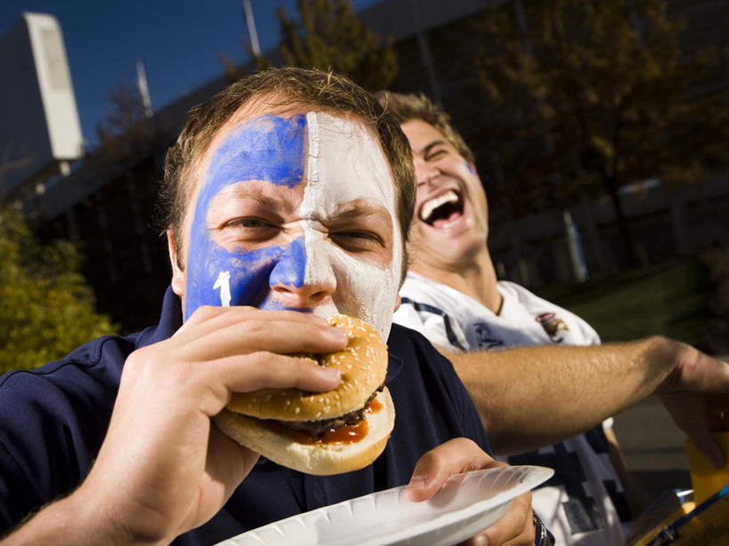 西方人,两个人,伙伴,朋友,体育馆,高楼大厦,运动场,坐,吃,横图,室外,白天,仰视,烹饪,西餐,友谊,植物,餐桌,桌子,大厦,建筑,摩天大楼,欧洲,欧洲人,握,阴影,服装,艺术,光线,彩绘,影子,汉堡,料理,食品,拿,拿着,注视,文化,体育场,菜肴,美食,树,树木,食物,衣服,蓝色,绿色,蓝天,天空,阳光,自然,楼宇,快餐,天,观察,看,西式,握着,服饰,佳肴,生长,晴朗,成长,餐台,观看,察看,衣着,穿着,关注,人体彩绘,西式快餐,垃圾食品,万里无云,运动馆,美观,衣饰,纹身彩绘,友情,男人,男性,年轻男性,白种人,晴空,晴空万里,嚼,食,坐着,半身,彩图,低角度拍摄,大楼,高层建筑,高楼,摩天楼