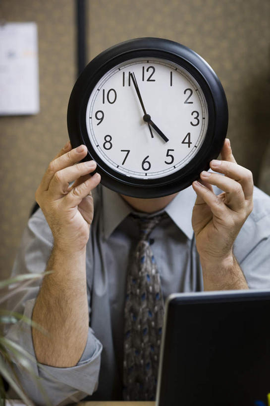 西方人,一个人,坐,竖图,室内,白天,正面,电脑,笔记本电脑,欧洲,欧洲人,仅一个男性,仅一个人,握,朦胧,模糊,时间,网络,标志,时钟,数字,文字,字符,墙,拿,计时,拿着,注视,通讯设备,标识,墙壁,墙面,仅一个年轻男性,钟表,观察,看,表,握着,遮,遮掩,阿拉伯数字,观看,察看,无线,掩盖,遮挡,关注,通信设备,无线网络,无线上网,便携式电脑,遮盖,掩饰,手提电脑,男人,男性,年轻男性,白种人,钟,坐着,半身,彩图