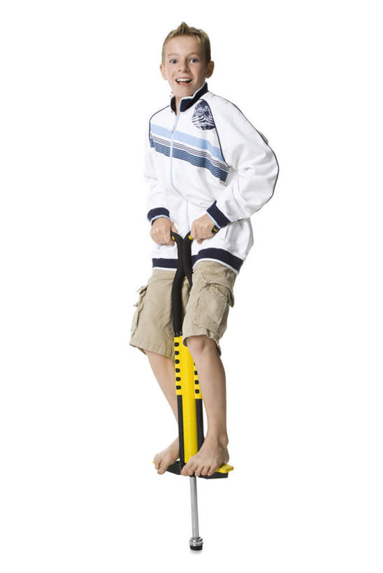 西方人,儿童,一个人,站,笑,微笑,露齿笑,竖图,室内,白天,白色背景,正面,纯洁,欧洲,欧洲人,仅一个男性,仅一个人,握,服装,拿,拿着,注视,休闲装,一个,小孩,衣服,观察,看,站着,仅一个小孩,休闲,休闲服,可爱,童年,童趣,握着,摄影,服饰,影棚,单个,观看,察看,关注,童真,烂漫,无邪,弹簧高跷,弹跳高跷,弹跳跷,弹跳鞋,天真,男孩,男人,男性,白种人,孩子,站立,彩图,全身,影棚拍摄,拍摄,男生