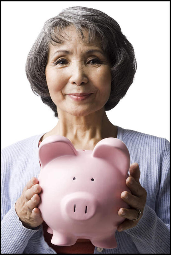 东方人,脸,头,脸颊,脖子,手,一个人,站,笑,微笑,竖图,室内,特写,白天,白色背景,正面,猪,亚洲,双手,仅一个女性,仅一个人,握,服装,拿,拿着,注视,休闲装,黄种人,肩膀,衣服,容器,观察,看,站着,休闲,手部,休闲服,储蓄罐,器皿,储蓄,存钱,握着,金融,理财,摄影,服饰,仅一个老年女性,影棚,经济,观看,察看,资金,存钱罐,关注,存款,流通,贸易,贮钱罐,储钱罐,扑满,老年女性,女人,女性,亚洲人,头部,脖,颈,颈部,脸部,脸蛋,面部,站立,半身,彩图,影棚拍摄,拍摄