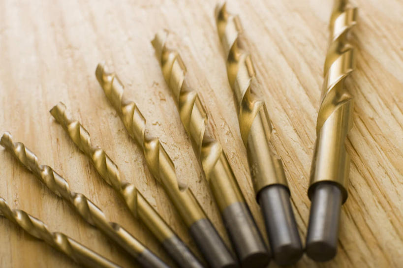 无人,横图,俯视,室内,特写,白天,桌面,桌子,静物,金属制品,一排,许多,整齐,金属,木制,工具,排列,木制品,金色,摄影,影棚,队列,钻头,彩图,高角度拍摄,影棚拍摄,拍摄