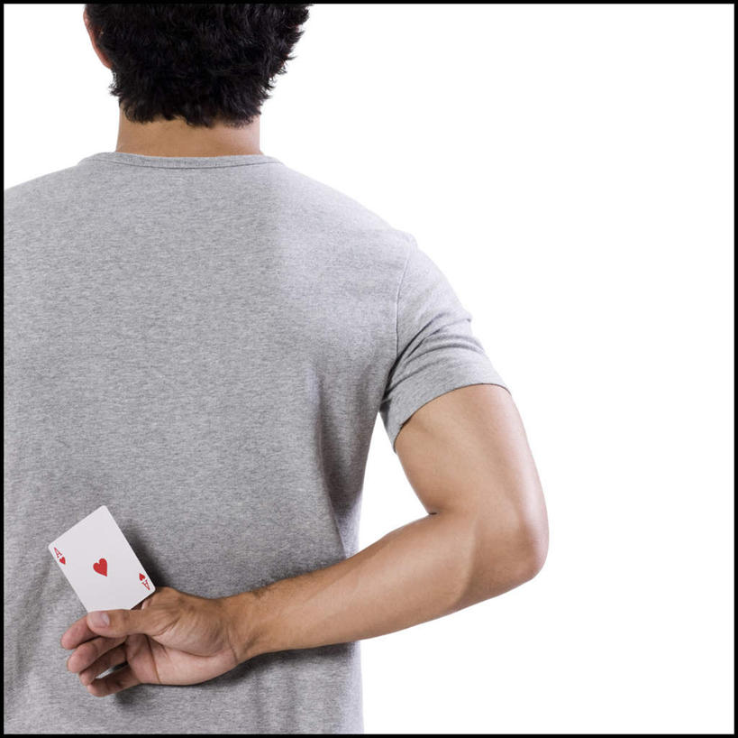 西方人,一个人,横图,室内,白天,白色背景,游戏,赌博,贪欲,竞争,扑克牌,纸牌,玩具,扑克,欧洲,欧洲人,仅一个男性,仅一个人,一张,握,阴影,服装,反射,影子,拿,玩,拿着,休闲装,娱乐,刺激,仅一个年轻男性,背面,衣服,休闲,休闲服,握着,摄影,服饰,影棚,活动,发泄,消遣,智力,赌具,红桃,背手,投机,侥幸,欲望,宣泄,男人,男性,年轻男性,白种人,玩耍,嬉戏,半身,彩图,影棚拍摄,拍摄,胜负,输赢