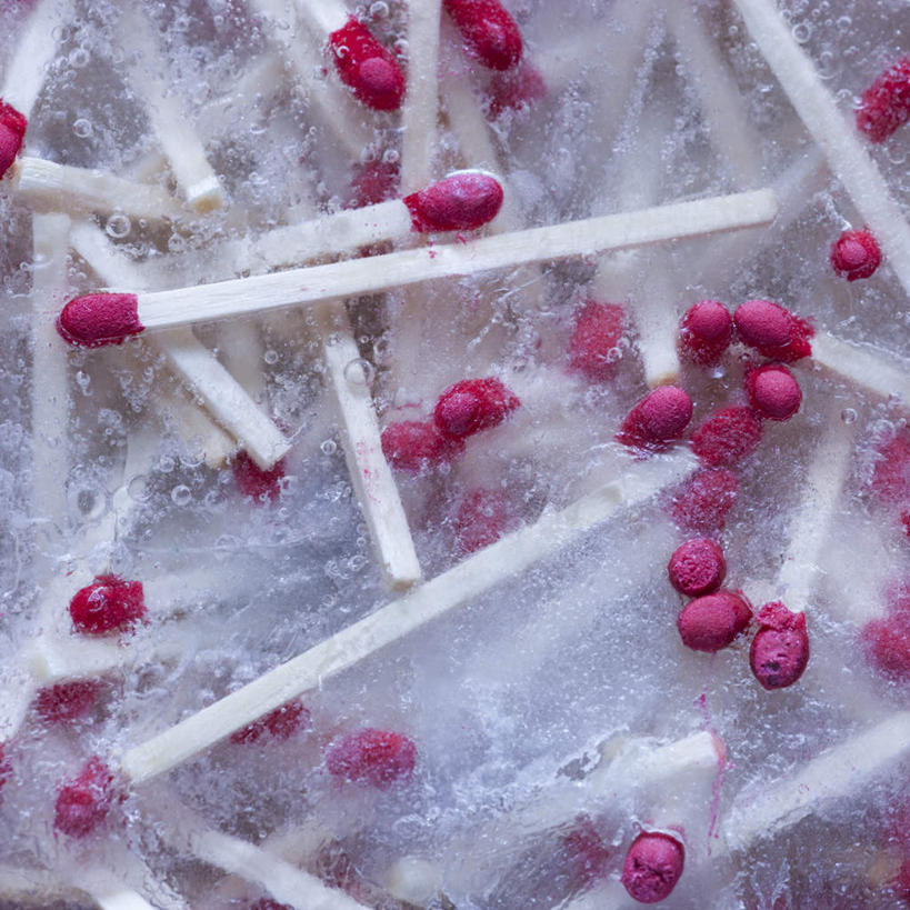 无人,方图,俯视,室内,特写,白天,静物,许多,火柴,冰,冰块,很多,冷冻,红色,寒冷,摄影,影棚,冷藏,冰冷,洋火,保鲜,火柴梗,取火工具,彩图,高角度拍摄,影棚拍摄,拍摄