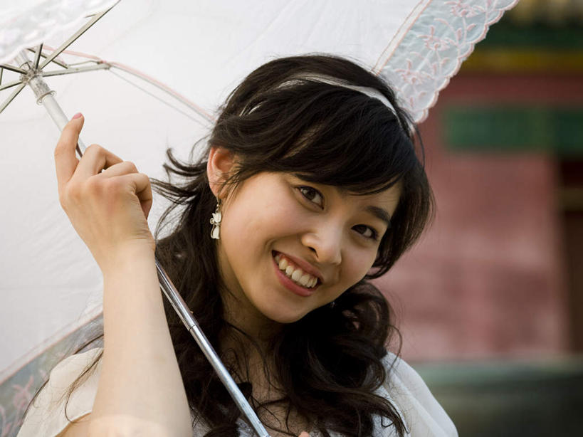 东方人,脸,头,脸颊,手,一个人,寺庙,站,笑,微笑,横图,室外,特写,白天,正面,北京,中国,亚洲,仅一个年轻女性,仅一个女性,仅一个人,握,服装,节日,装饰,伞,头饰,雨伞,遮阳伞,首都,燃烧,注视,休闲装,黄种人,文化,阳伞,肩膀,衣服,发箍,发饰,饰品,香火,庙宇,观察,看,祈祷,站着,休闲,健康,手部,休闲服,握着,许愿,宗教,服饰,信仰,头箍,观看,纪念,单手,华丽,修饰,祈求,点缀,察看,太阳伞,关注,发卡,东亚,配饰,中华人民共和国,北京市,京,北平,华北地区,衬托,美观,雅致,雅观,平安,年轻女性,女人,女性,亚洲人,头部,脸部,脸蛋,面部,站立,半身,彩图,庙,寺