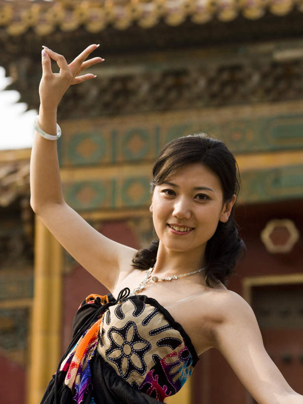 东方人,一个人,寺庙,站,举,笑,微笑,竖图,室外,白天,仰视,项链,亚洲,仅一个女性,仅一个人,服装,节日,燃烧,注视,黄种人,文化,装饰品,衣服,抹胸,饰品,手链,首饰,香火,庙宇,观察,看,祈祷,手势,托,站着,仅一个中年女性,健康,许愿,宗教,服饰,信仰,观看,纪念,祈求,察看,衣着,穿着,关注,孔雀舞,傣族,衣饰,民族舞,嘎洛勇,民族舞蹈,平安,女人,女性,中年女性,亚洲人,举起,举手,举着,向上举,向上伸,向上托,站立,半身,彩图,低角度拍摄,舞蹈,庙,寺